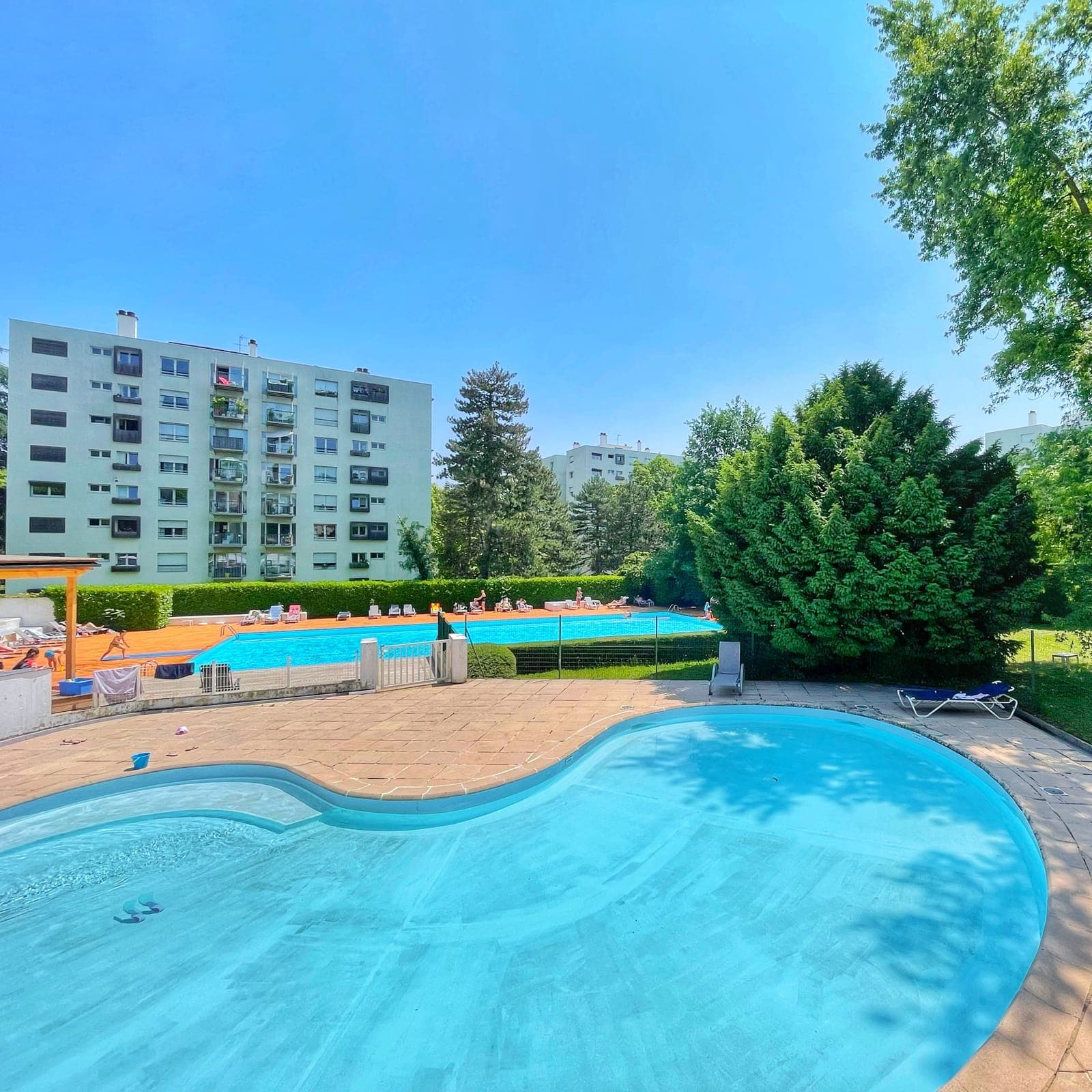 Résidence avec piscines et espaces verts