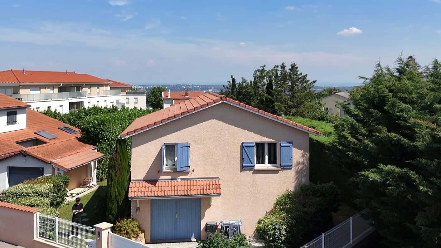 Façade d'une maison avec volets bleus